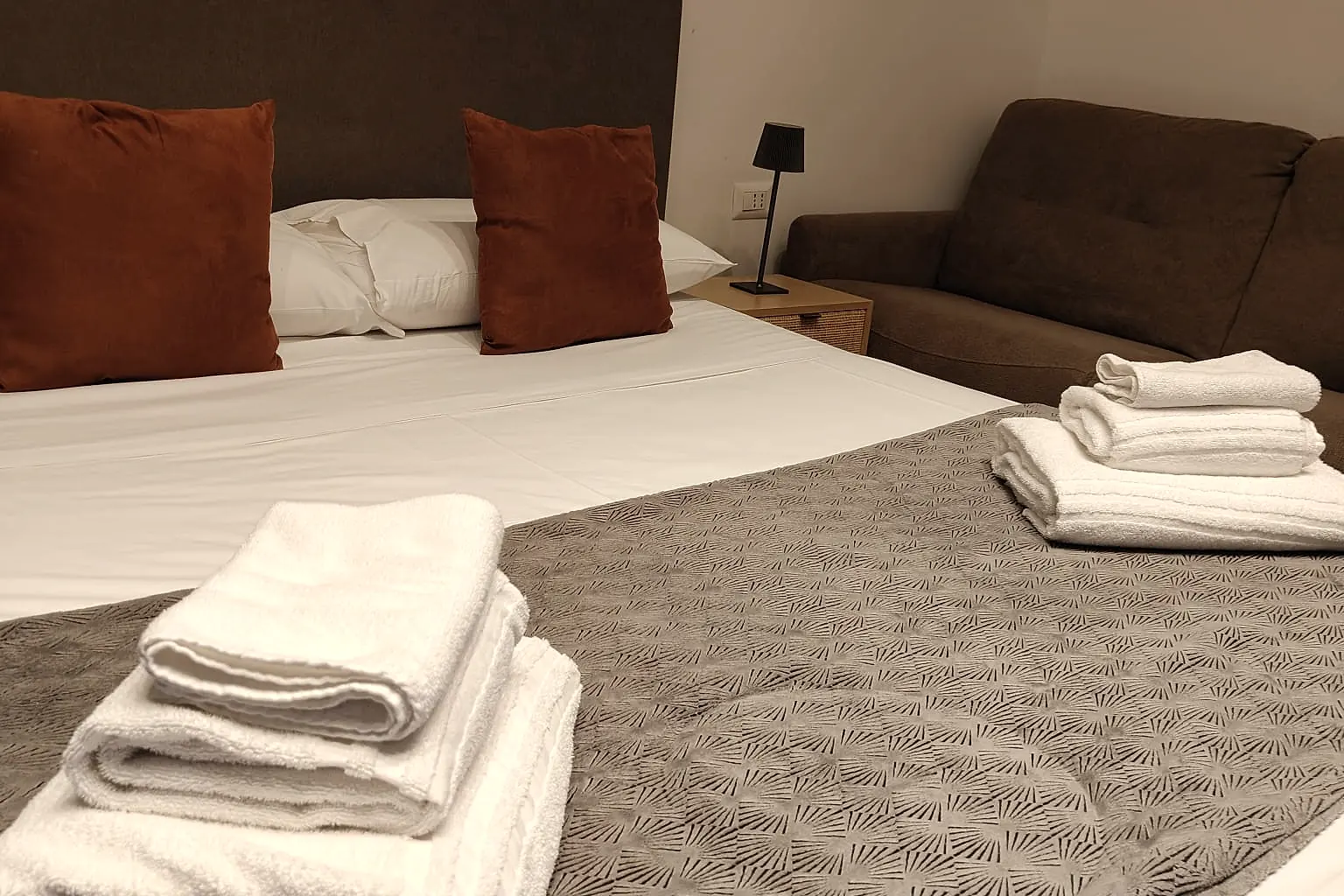 Camera preparata dopo il riassetto, con le spugne pronte sul letto